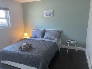 3 bedrooms, desk, iron/ironing board, free WiFi