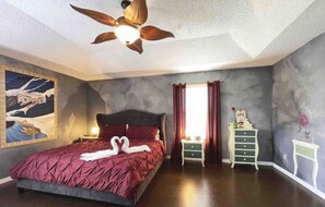 7 bedrooms, desk, iron/ironing board, free WiFi - Cheerful Vacation Home 15 Minutes To Disney Park (Kissimmee)
