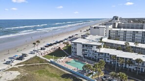On the beach - Expansive Beach View! ☀ Steps from the Beach! (Daytona Beach)