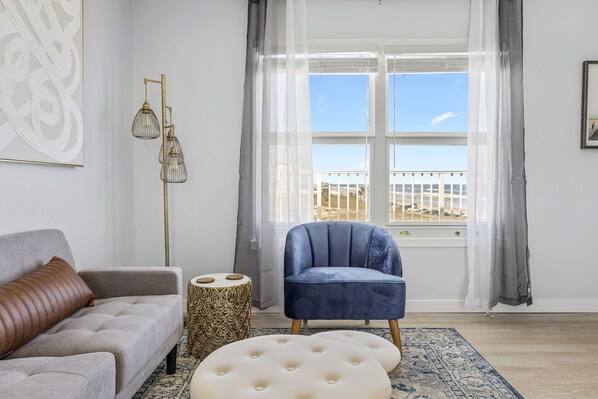 Smart TV - Expansive Beach View! ☀ Steps from the Beach! (Daytona Beach)