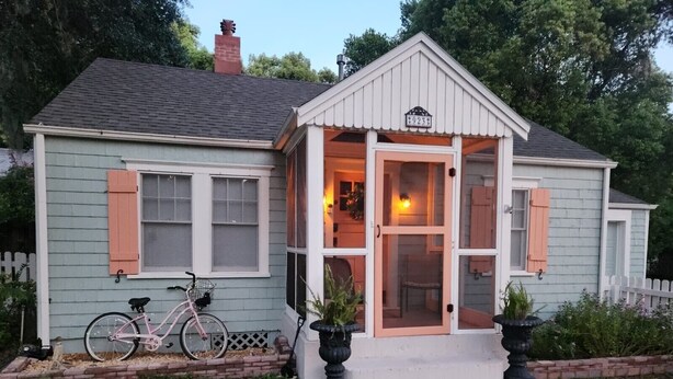 A house with a porch, a bicycle, and a mailbox. - Cozy Mount Dora Cottage /Walk Downtown/ Pet Friendly / Fenced Yard (Mount Dora)