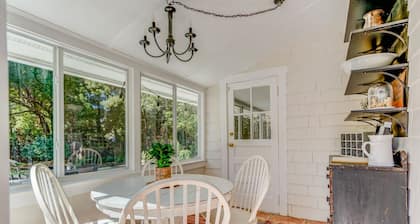 ADorable Downtown Mount Dora Cottage with Fenced Yard for your pet