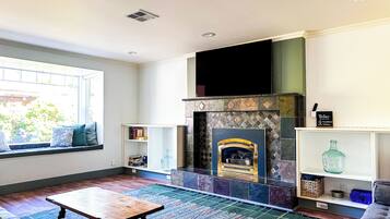 Smart TV, fireplace, Netflix, Hulu