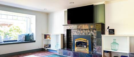 Smart TV, fireplace, Netflix, Hulu