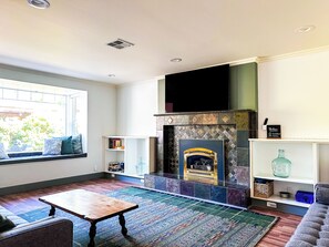 Smart-TV, Kamin, Netflix, Hulu