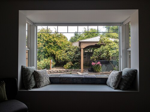 Riverwalk Retreat: Spacious, Hot tub, Near Autzen