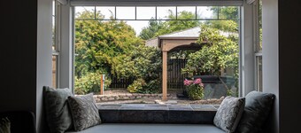 Riverwalk Retreat: Spacious, Hot tub, Near Autzen