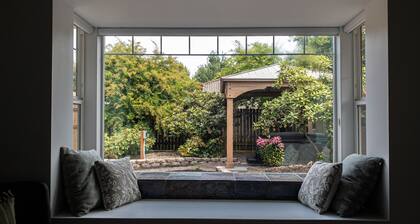 Riverwalk Retreat: Spacious, Hot tub, Near Autzen