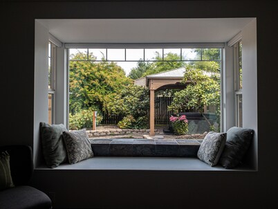 Riverwalk Retreat: Spacious, Hot tub, Near Autzen