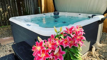 Bañera de hidromasaje al aire libre