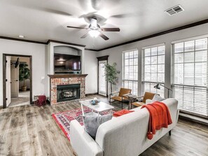 Télévision, cheminée