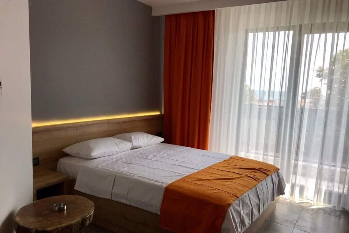 Premium-sengetøj, minibar, skrivebord
