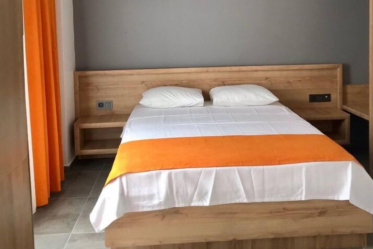Standardværelse - 1 dobbeltseng - byudsigt | Premium-sengetøj, minibar, skrivebord