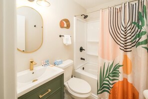 シャワー付き浴槽、ヘアドライヤー、タオル