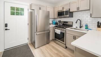 Refrigerador, microondas, horno, placa de cocina