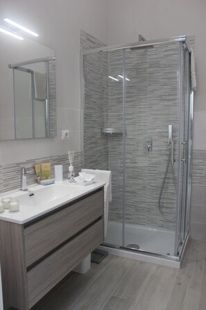 Douche, sèche-cheveux, bidet, serviettes fournies
