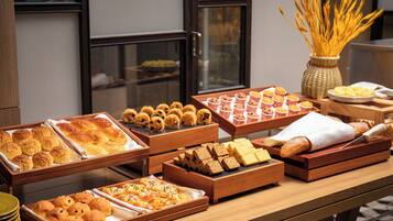 Daily buffet breakfast (CNY 108 per person)