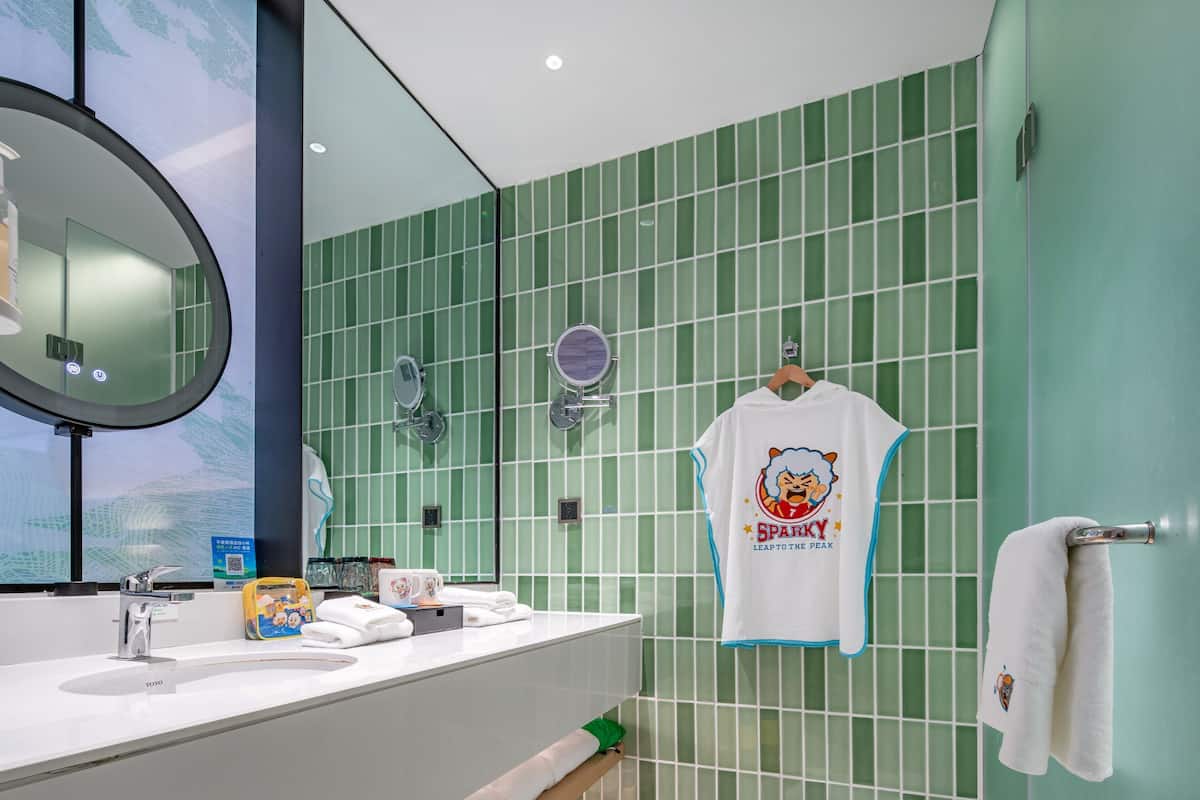 Habitación estándar, 1 cama de matrimonio grande (Kids Theme) | Baño | Artículos de higiene personal gratuitos, secador de pelo y albornoces