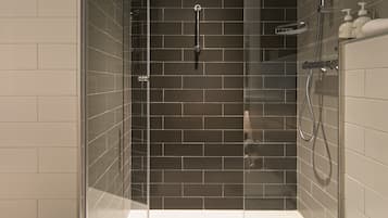 Een douche, milieuvriendelijke toiletartikelen, een haardroger
