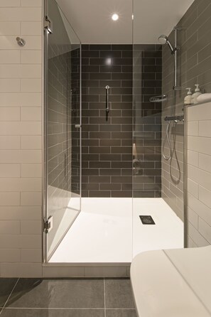 Douche, articles de toilette écologiques, séchoir à cheveux