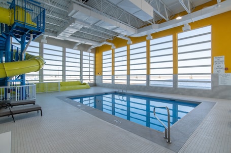 Piscina coperta. Holiday Inn Express and Suites Moose Jaw by IHG