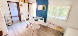 Dining - Apartment for 4 with kitchen, terrace, separate entrance, parking; in greenery.. (Bribir)