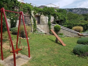 Property grounds - Apartment for 4 with kitchen, terrace, separate entrance, parking; in greenery.. (Bribir)