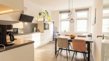 Een koelkast, een magnetron, een oven, een kookplaat