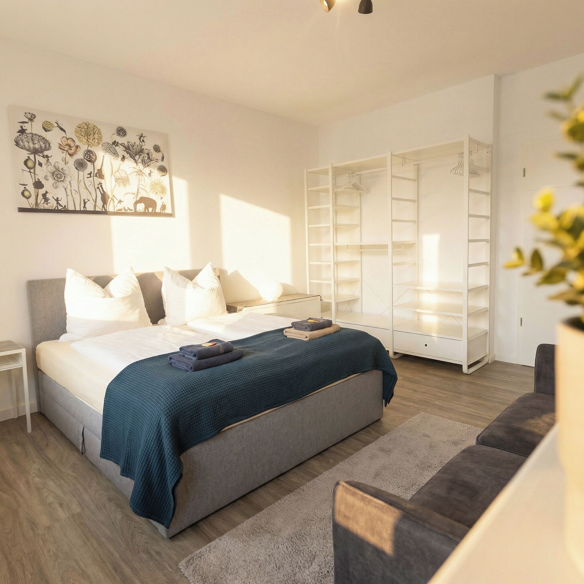 2 chambres, bureau, fer et planche à repasser, lit parapluie