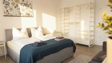 2 slaapkamers, een bureau, een strijkplank/strijkijzer, reisbedje