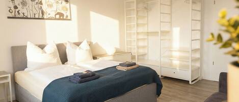 2 chambres, bureau, fer et planche Ă repasser, lit parapluie