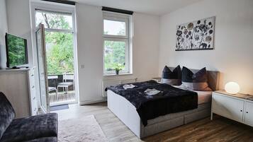 2 quartos, escrivaninha, ferros/tábuas de passar roupa, berço de viagem