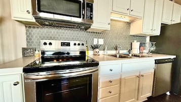 Køleskab, mikrobølgeovn, ovn, kogeplade