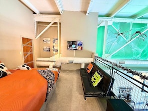 2 habitaciones, escritorio y tabla de planchar con plancha
