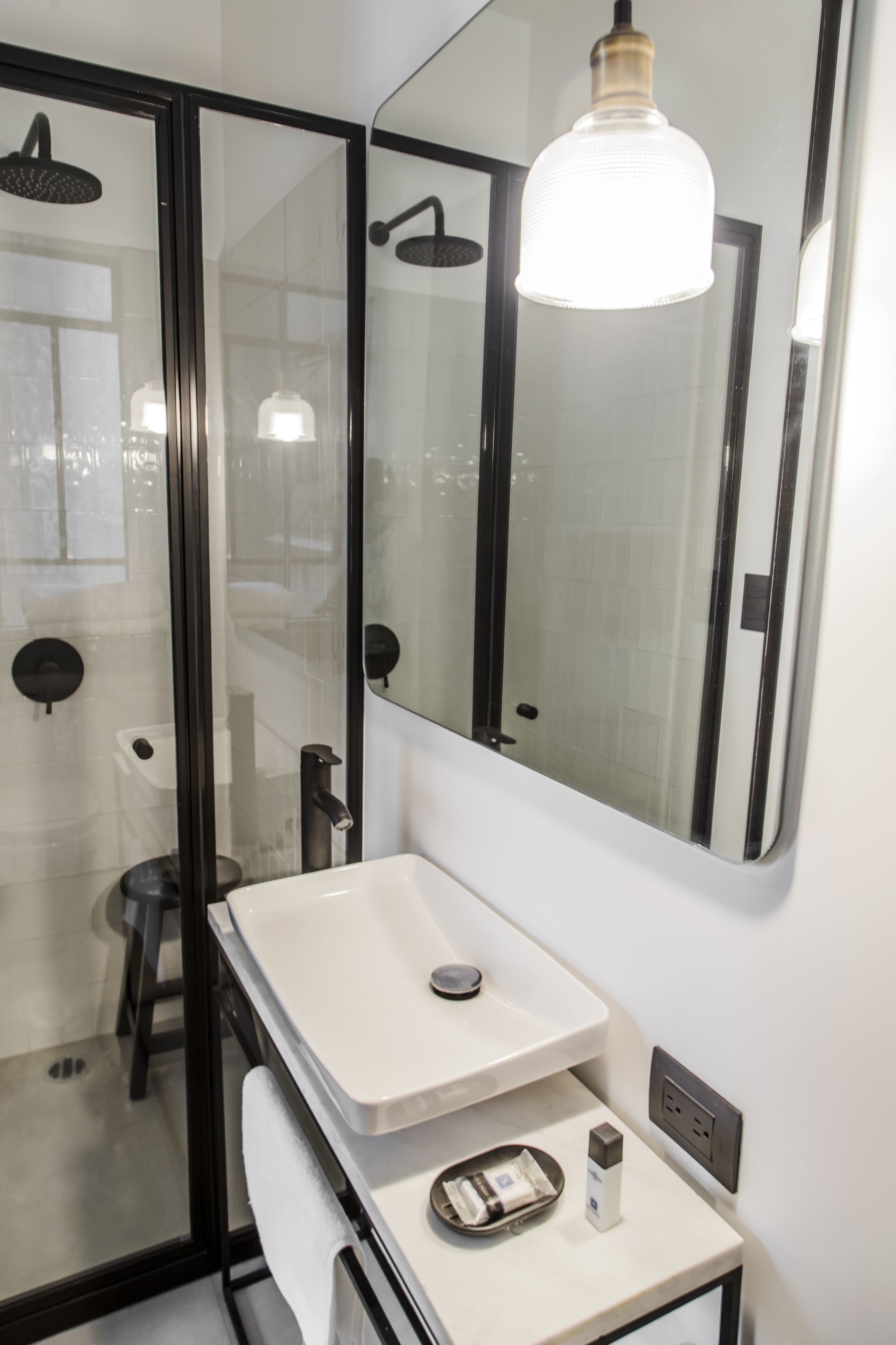 deluxe double room | bathroom | shower, towels