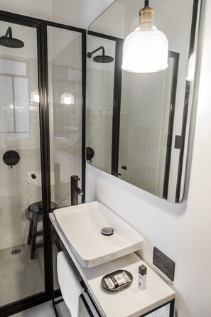 Deluxe Double Room | Bathroom | Shower, towels - Hotel Itto Condesa (Mexico City)