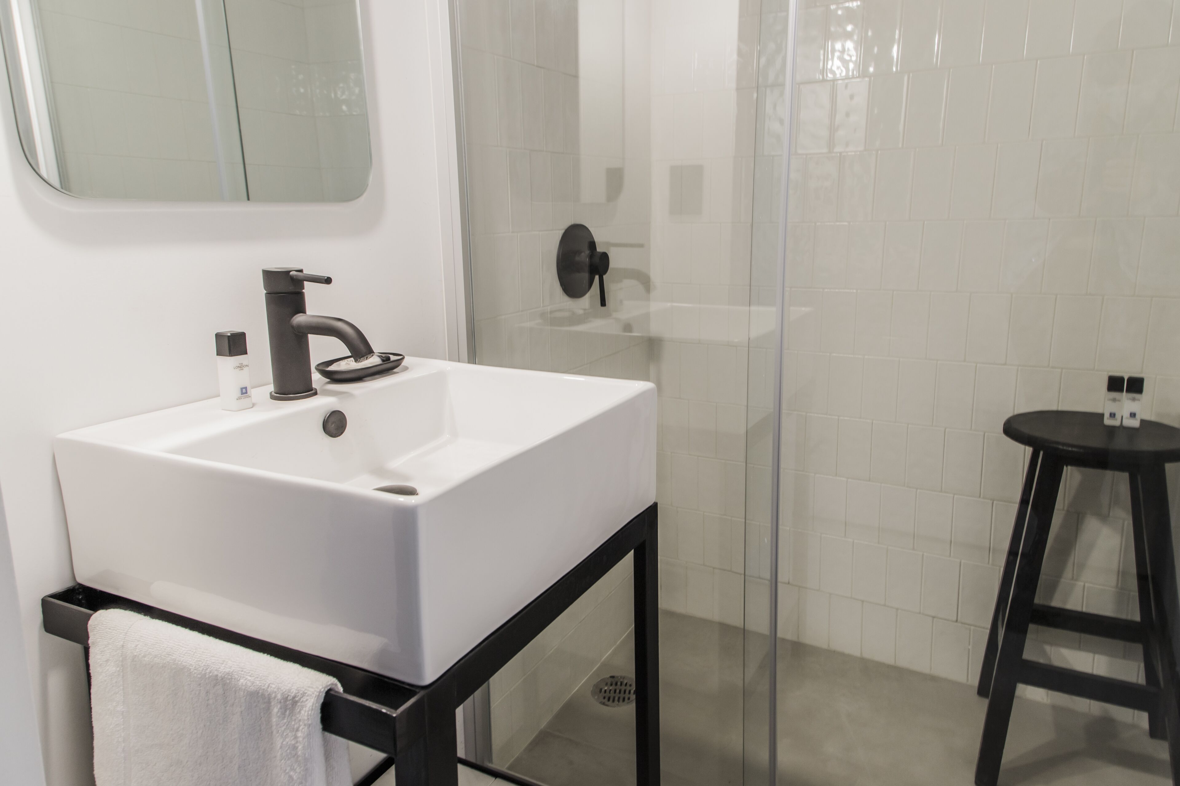 deluxe double room | bathroom | shower, towels