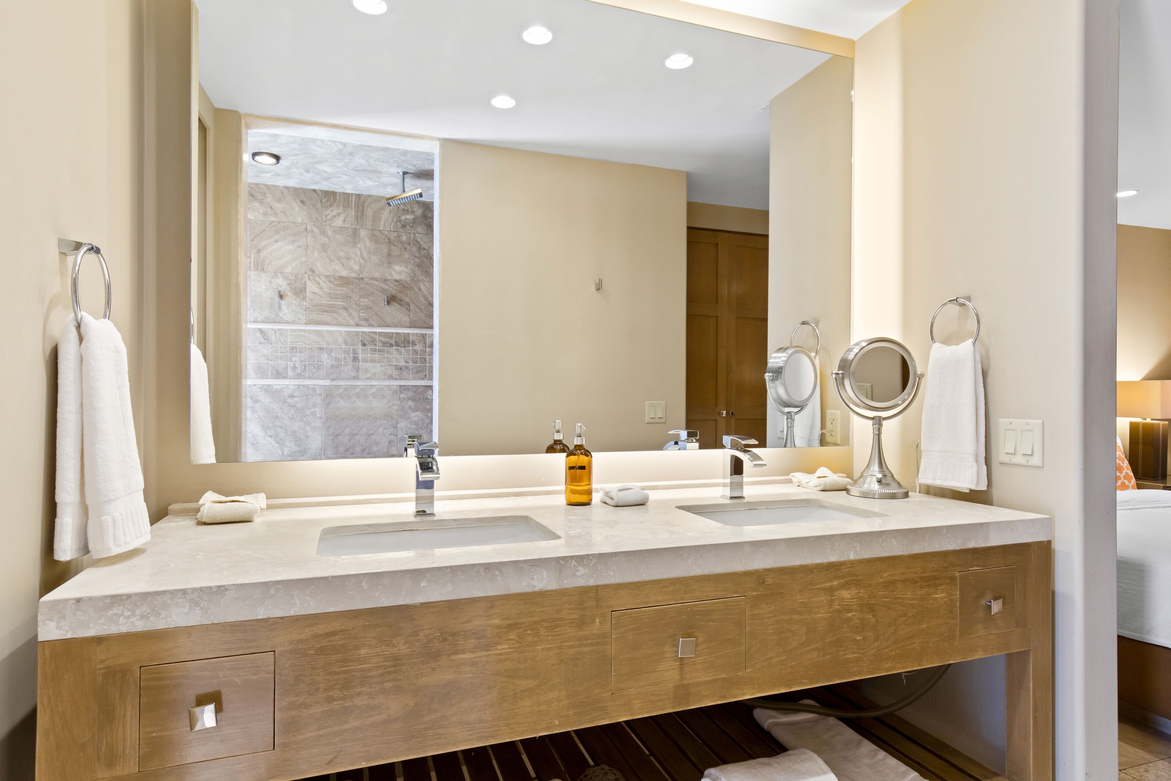 room, 1 king bed, fireplace (el noa noa #1) | bathroom | towels