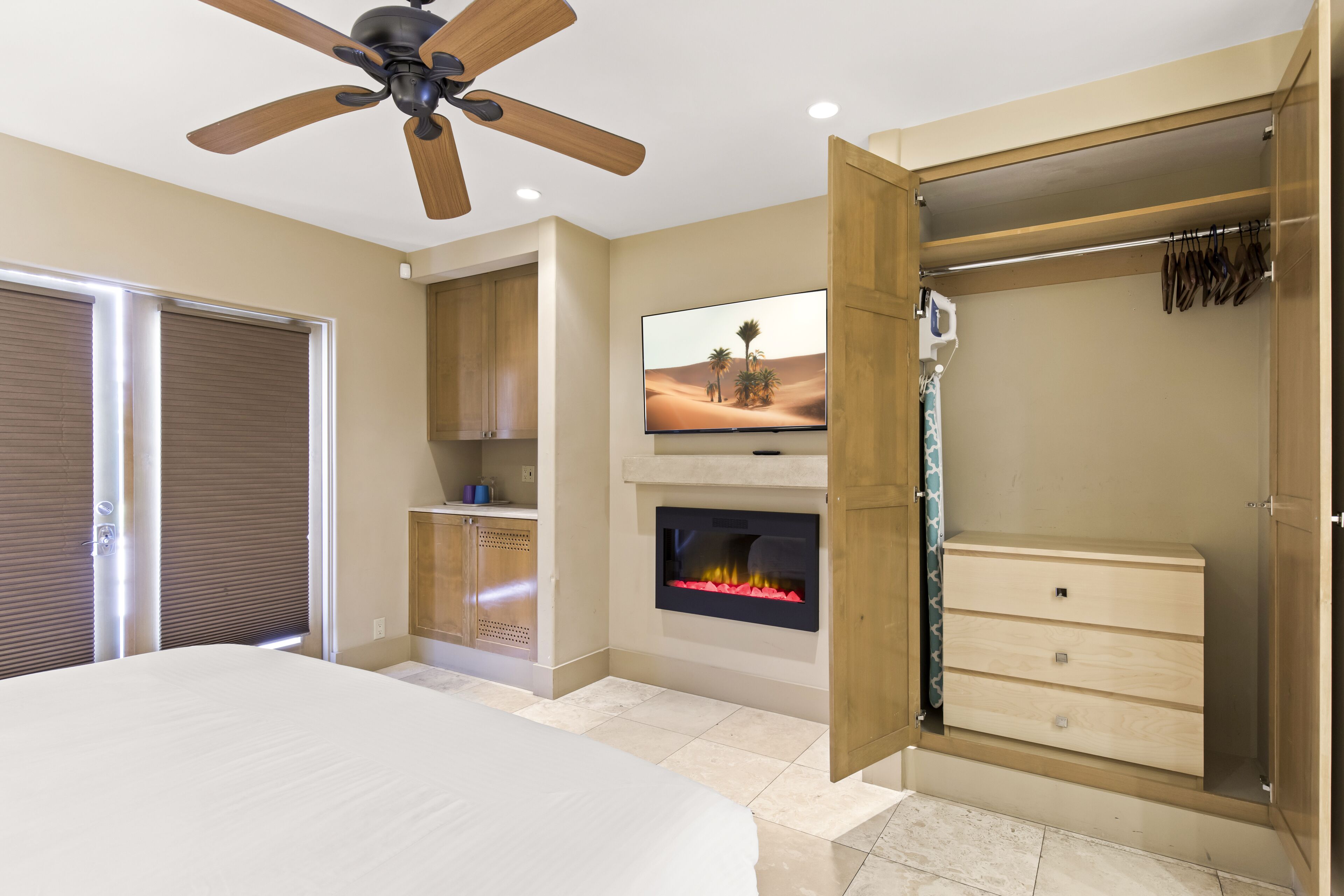 room, 1 king bed, fireplace (el noa noa #1) | 1 bedroom, free wifi, bed sheets