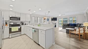 KylskÄp, mikrovÄgsugn, ugn och spishÀll