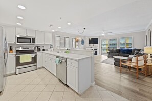 Fridge, microwave, oven, stovetop - Beach view- large family friendly 3 Bedroom condo (Ocean City)