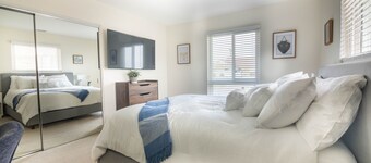 Relaxing Home close to Newport, Disney and Angels