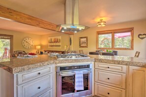 Frigorifero, microonde, forno, piano cottura