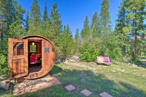 Property grounds - Rustic Elegance- 10 min walk to Main, Mountain Views & Direct Access to Trails! (Breckenridge)