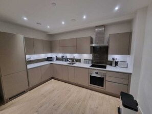 Een koelkast, een magnetron, een oven, een kookplaat