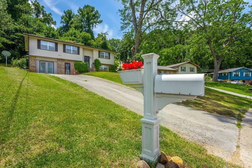 Meade Manor - 3bd-2bth - 2000+sf - Central Location - Quiet street - Game Room