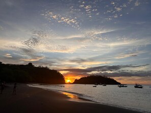 Plage à proximité, chaises longues, serviettes de plage
