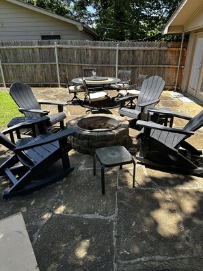 Outdoor dining - 3 BR home with a Gameroom (close to campus) (Norman)