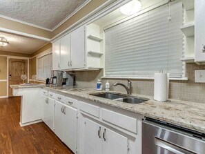 Fridge, microwave, oven, stovetop - 3 BR home with a Gameroom (close to campus) (Norman)