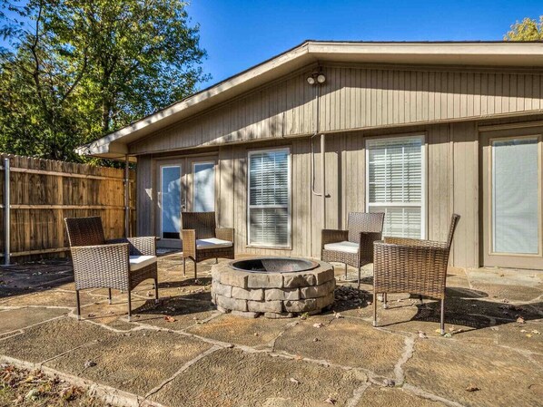 Terrace/patio - 3 BR home with a Gameroom (close to campus) (Norman)